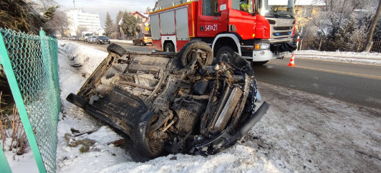 Dachowanie osobówki na Lipińskiego. Kierowca ranny (VIDEO, ZDJĘCIA)
