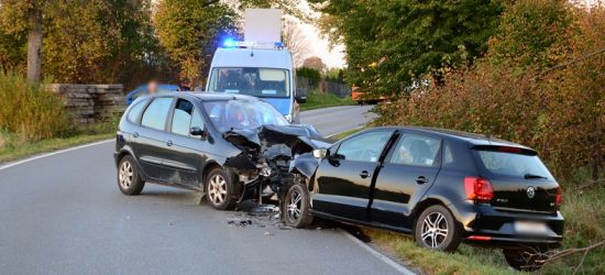 Czołówka dwóch osobówek. Trzy osoby ranne (FOTO)