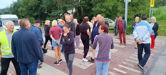 UWAGA ! Blokada drogi w Srogowie. „Czekają na tragedię?” (VIDEO, ZDJĘCIA)