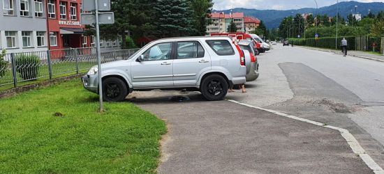 PARKOWANIE PO SANOCKU: To do tego służą chodniki? (ZDJĘCIA)