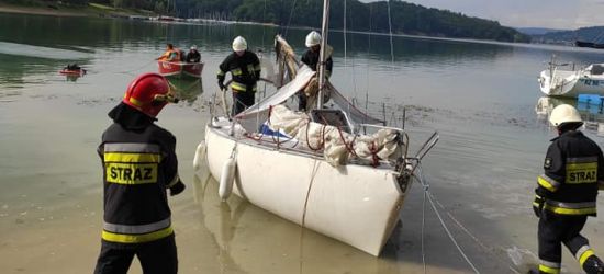 BIESZCZADY: Płonąca żaglówka na Jeziorze Solińskim (FOTO)