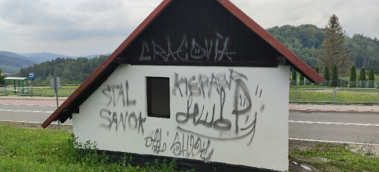 KOMAŃCZA. Chuligani zdewastowali niedawno wyremontowany przystanek (ZDJĘCIA)