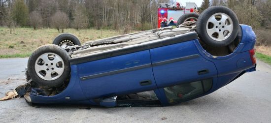 REGION: Dachowanie oplem. Kierowca śmigłowcem przetransportowany do szpitala (FOTO)