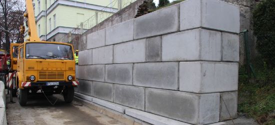 BRZOZÓW: Powstaje mur zabezpieczający osuwisko (VIDEO, ZDJĘCIA)