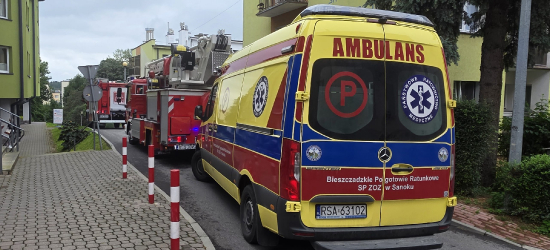 Interwencja służb na ul. Cerkiewnej w Sanoku. Osoba siedziała na parapecie czwartego piętra