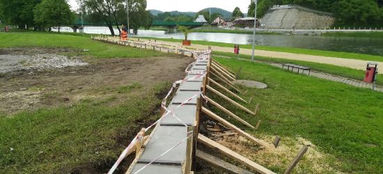SANOK: Murek z ławeczkami obok plaży i skateparku (ZDJĘCIA)