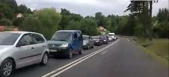 SANOK: Blisko 3-kilometrowy korek po upadku motocykla w pobliżu Autosanu (FILM)