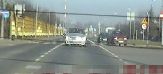 Wiózł rodzącą żonę. Policja eskortowała auto (VIDEO)