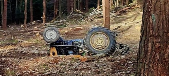 Nie żyje mężczyzna przygnieciony przez traktor (ZDJĘCIA)