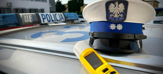 Zatrzymał się przy radiowozie i przywitał z policjantami. Finał mało dla niego przyjemny