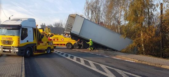 Uważajcie na trasie do Rzeszowa. Trwa wyciąganie z rowu tira