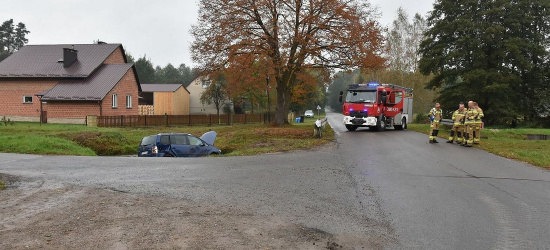 REGION: Osobówką wjechała do kanału. Kierująca i dziecko w szpitalu (ZDJĘCIE)