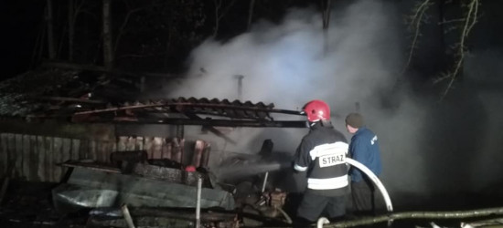 Spalił się ciągnik i sporo składowanego drewna (FOTO)