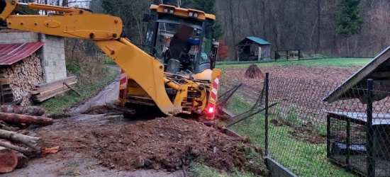 Operator koparki uszkodził ogrodzenie i chciał uciec (FOTO)