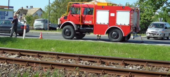 Niebezpiecznie na Dąbrówce. Dwie osoby w szpitalu po zderzeniu osobówek (ZDJĘCIA)