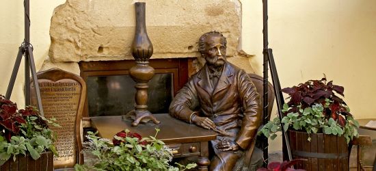 Budowa pomnika Ignacego Łukasiewicza w Strachocinie w ramach projektu “Naftowa kolebka Europy: zapomniana historia Polski i Ukrainy”