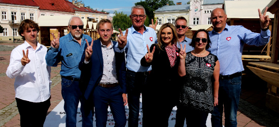 Platforma Obywatelska przypomina o „tłustych kotach PiS”. 50-metrowa rolka na Rynku (VIDEO, ZDJĘCIA)