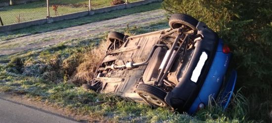 Samochód dachował w rowie. 4-letnie dziecko trafiło do szpitala (ZDJĘCIA)