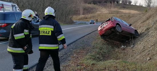 CZASZYN: Osobówka w rowie. Jedna osoba poszkodowana (FOTO)