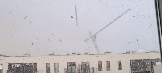 Trąba powietrzna przyczyną upadku żurawia. NOWE NAGRANIE!