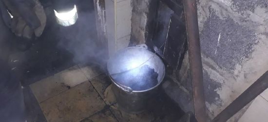 KOMAŃCZA: Pożar sadzy w kominie, w budynku posterunku policji (FOTO)