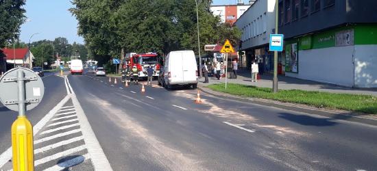 Dostawczym mercedesem najechał na tył opla (FOTO)