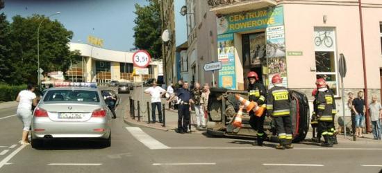 Osobówka na boku na skrzyżowaniu Jagiellońskiej z Podgórzem (FOTO)
