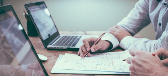 Przedsiębiorcy reagują na pandemię. Połowa firm przenosi się do internetu