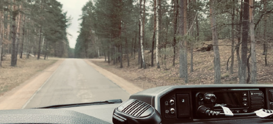 PODKARPACIE. Policjanci odnaleźli młodą kobietę w lesie. Była wycieńczona (ZDJĘCIE)