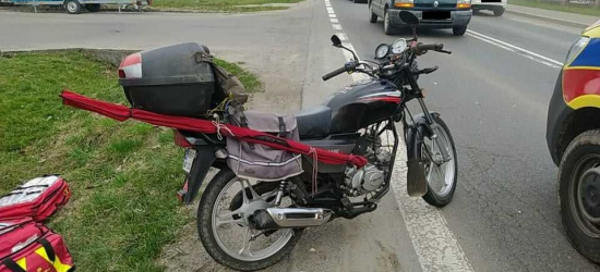 HUMNISKA: 74-letni motorowerzysta wjechał w samochód (ZDJĘCIA)