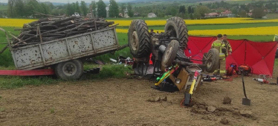 AKTUALIZACJA: Tragedia w Odrzechowej. Mężczyzna przygnieciony przez ciągnik (ZDJĘCIA)