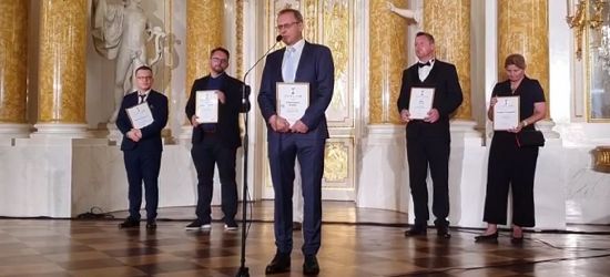 Lekarz Włodzimierz Bodnar z prestiżową statuetką. Wbił szpilkę rządzącym! (VIDEO)