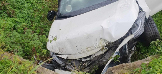 RAKOWA: Samochód wypadł z drogi. Jedna osoba poszkodowana