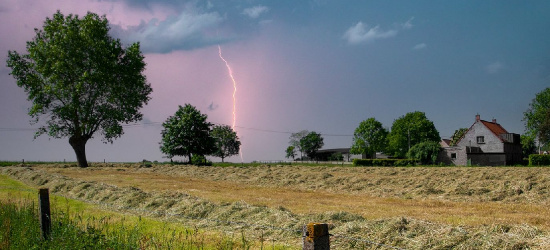 Mężczyzna rażony piorunem. „Stojąc w wodzie zaczął odczuwać ból kończyn”