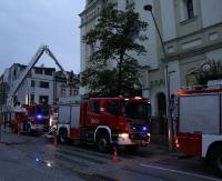 Straż pożarna pod sanocką Farą. Strumień gaśniczy skierowany na jedną z wież. Na szczęście to tylko ćwiczenia (ZDJĘCIA)