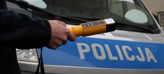 Kompletnie pijany kierowca potrącił pijanego pieszego i odjechał