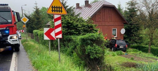 PISAROWCE: Samochód wypadł z jezdni i uderzył w dom! (ZDJĘCIE)