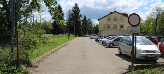 SANOK: Zamknięty przejazd przez teren komendy policji (ZDJĘCIA)