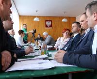 BUKOWSKO: O kłopotach Cosmosu Nowotaniec, niejasnych fakturach, chodnikach i problemach sołtysów podczas sesji gminnej (FILM, ZDJĘCIA)