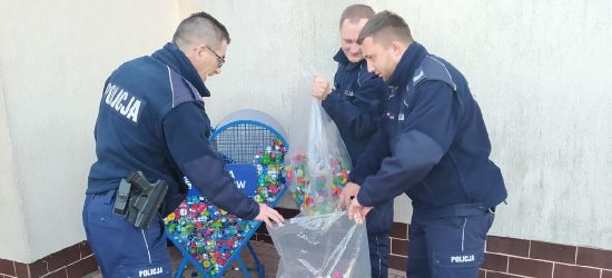 Policjanci zbierają nakrętki. Wsparcie dla Oli z Humnisk