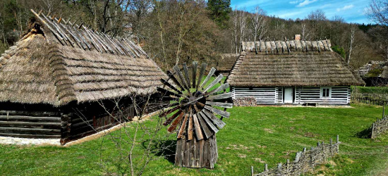 Piękny, nostalgiczny, wyjątkowy. Sanocki Skansen z LOTU PTAKA (VIDEO, ZDJĘCIA)