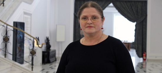Krystyna Pawłowicz komentuje obrazy Beksińskiego. Polityczne interpretacje