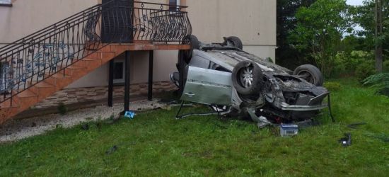 PODKARPACIE: Młoda kobieta wjechała w dom i dachowała (FOTO)