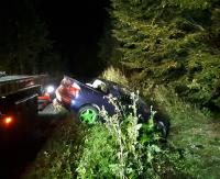Straciła panowanie nad pojazdem i wjechała do przydrożnego rowu. 19-letnią pasażerkę przewieziono do szpitala (ZDJĘCIA)