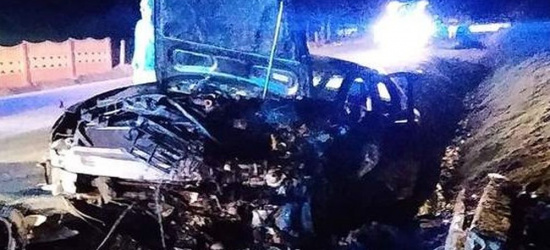 Auto uderzyło w betonowy przepust. Służby wyciągnęły z pojazdu zakleszczonego 19-latka (FOTO)