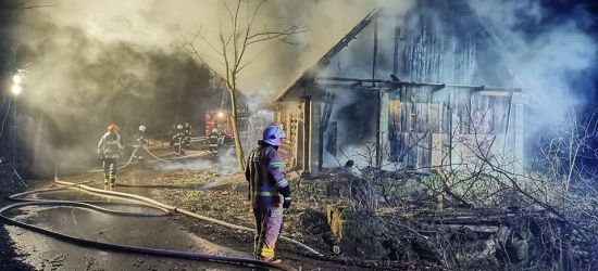 Pożar drewnianego domu. W akcji 8 zastępów straży pożarnej (ZDJĘCIA)