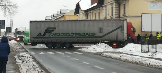 UWAGA: Tir blokuje ulicę Dworcową. Są korki (ZDJĘCIA)