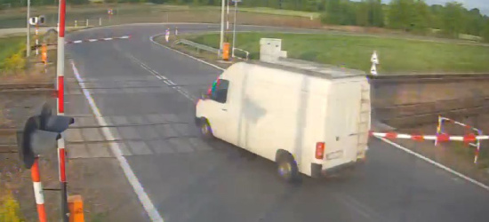 PODKARPACIE: Wjechał na przejazd i uszkodził rogatkę (VIDEO)