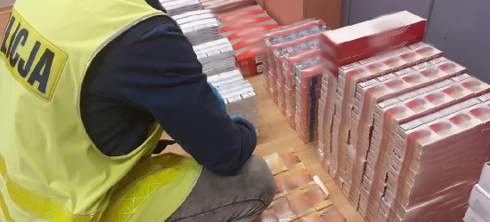 50 tysięcy nielegalnych papierosów. 56-latek może mieć kłopoty… (ZDJĘCIA)