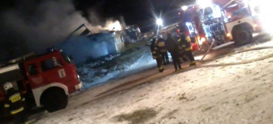 Palił się dom połączony z oborą. Poparzony gospodarz (FOTO)